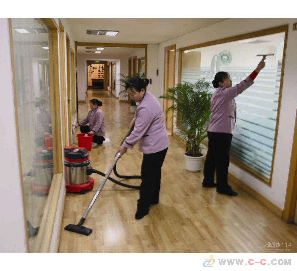 你家地板越拖越脏？学保洁阿姨这样做，干净又